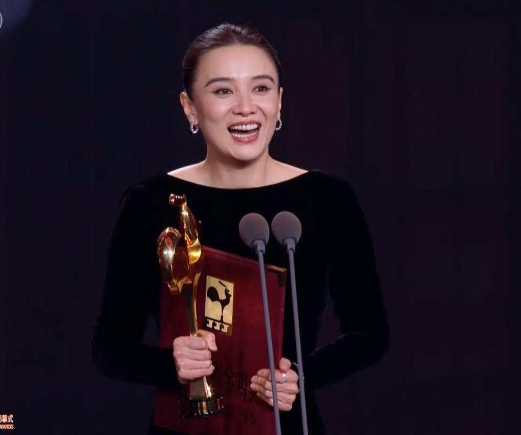 金雞獎頒獎名場面！宋佳二封詠梅失落，易烊千璽拿獎張藝謀樂開花 - 