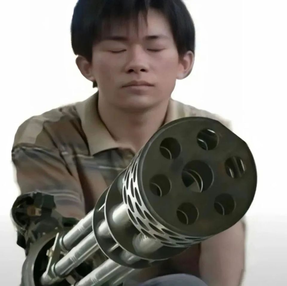 易烊千玺开炮的表情,来自电影《奇迹·笨小孩》的花絮,表意由疲惫变成