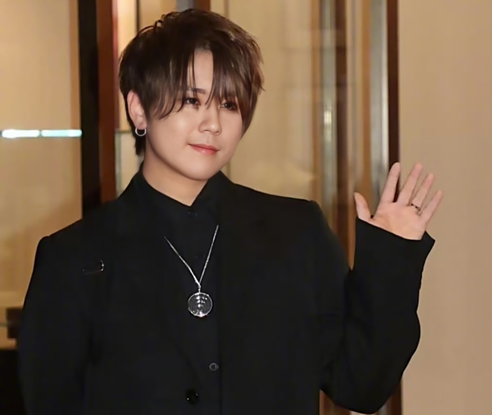 香港顶流姜涛现场假唱,捂嘴傻笑被嘲讽,主页挂网友照片开杠回怼-腾讯