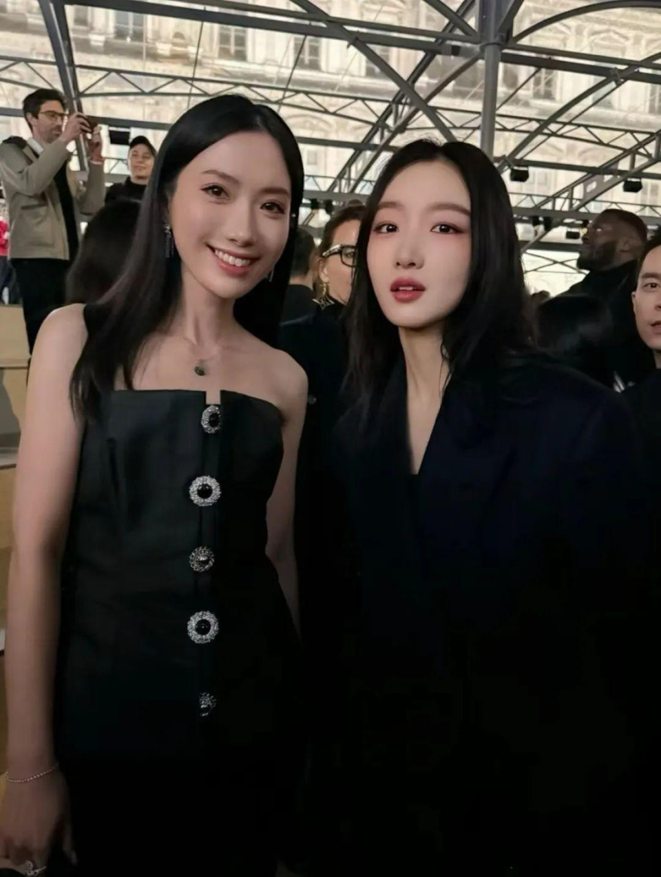 并且从合照上看得出周冬雨脸上的笑容很真诚,没有任何的架子