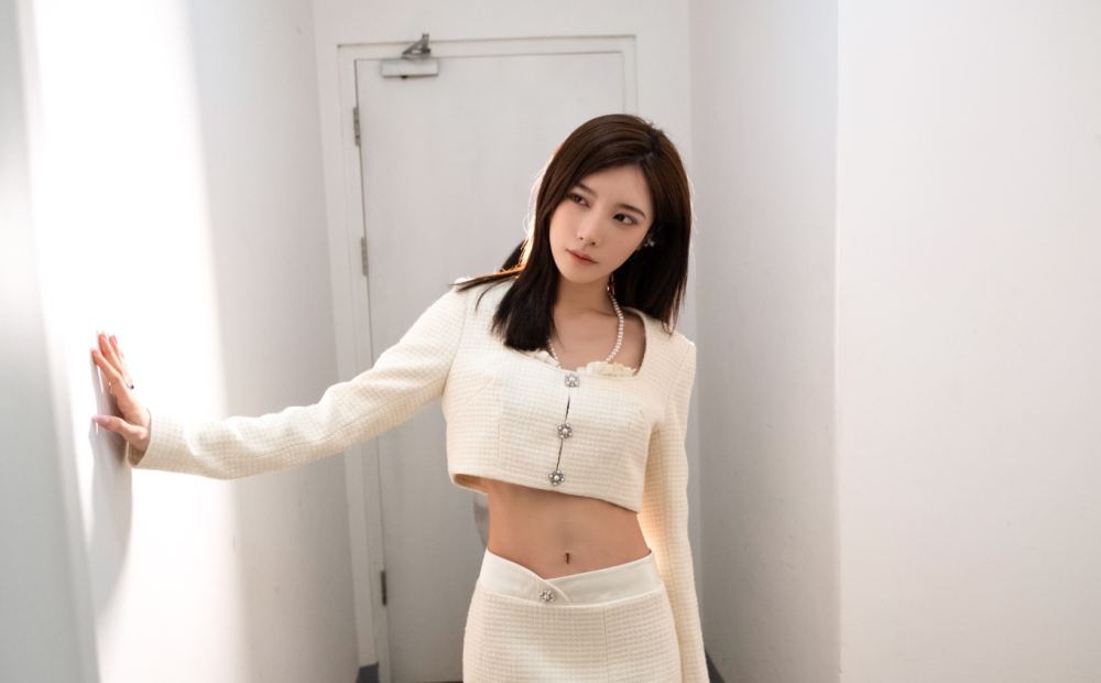 突然出现了一个帖子,里面写着"大神偷拍抄底青春有你2戴燕妮全程视频"