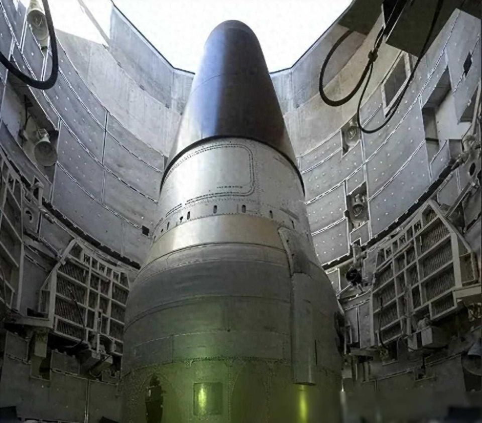 四,中国还有建设6艘094战略导弹核潜艇,其携带的巨浪-3潜射洲际导弹