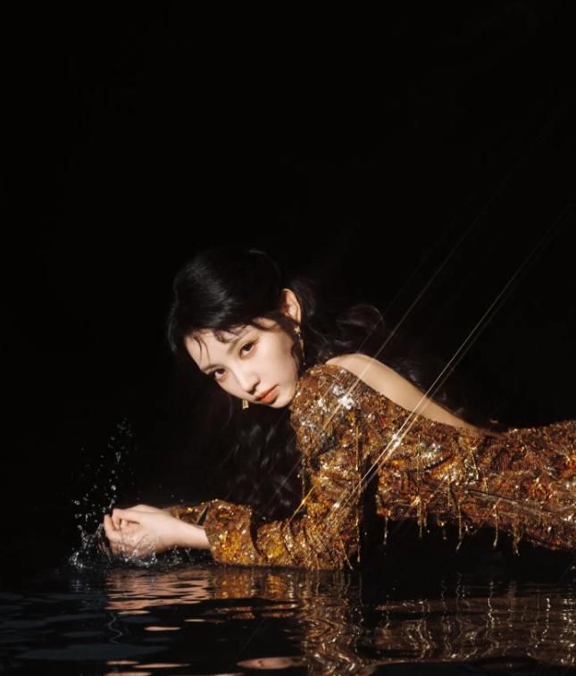 田曦薇星光大賞造型疑翻車！網友吐槽老氣橫秋，看着像40歲，還撞衫詠梅 - 