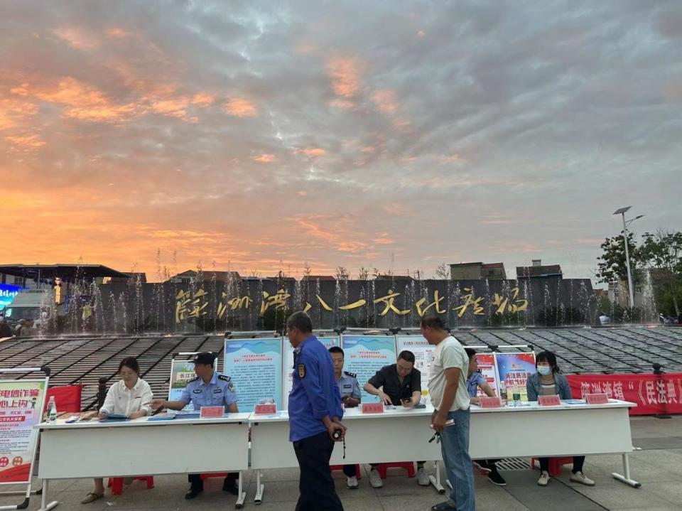 嘉鱼县簰洲湾镇:法治宣传掀热潮,法律知识入民心