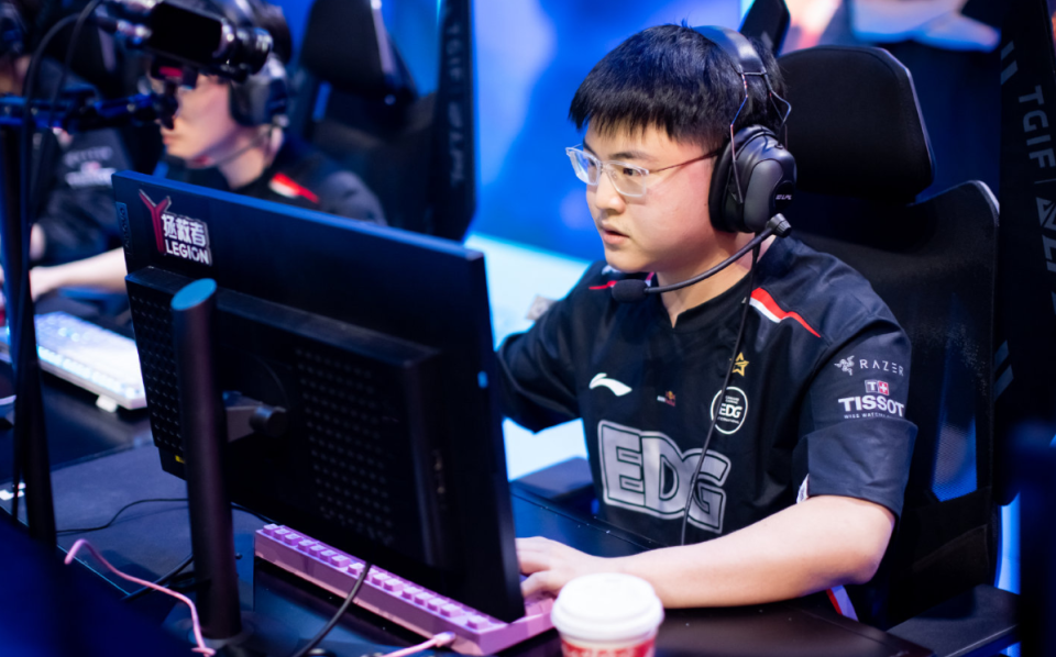 EDG1-2不敌TT！Uzi关键时刻被秒，jiejie重大失误_腾讯新闻