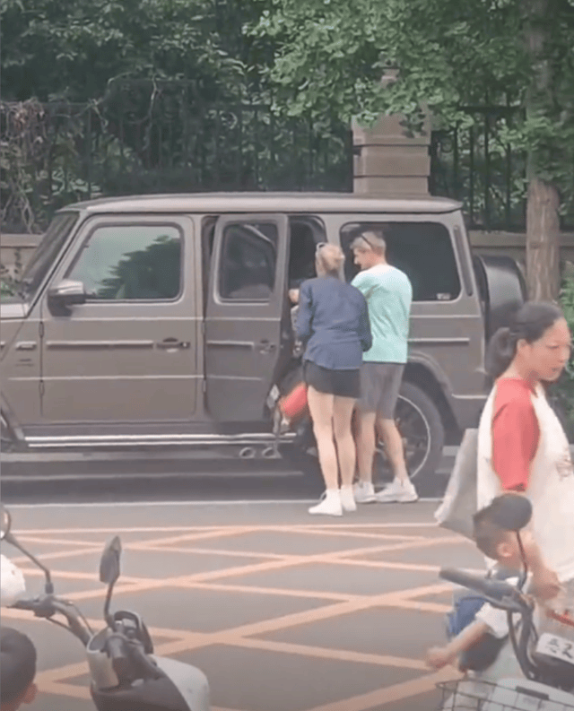 撒貝寧夫妻開300萬大G接娃!加拿大嶽父罕見露麵 一家三代超溫馨