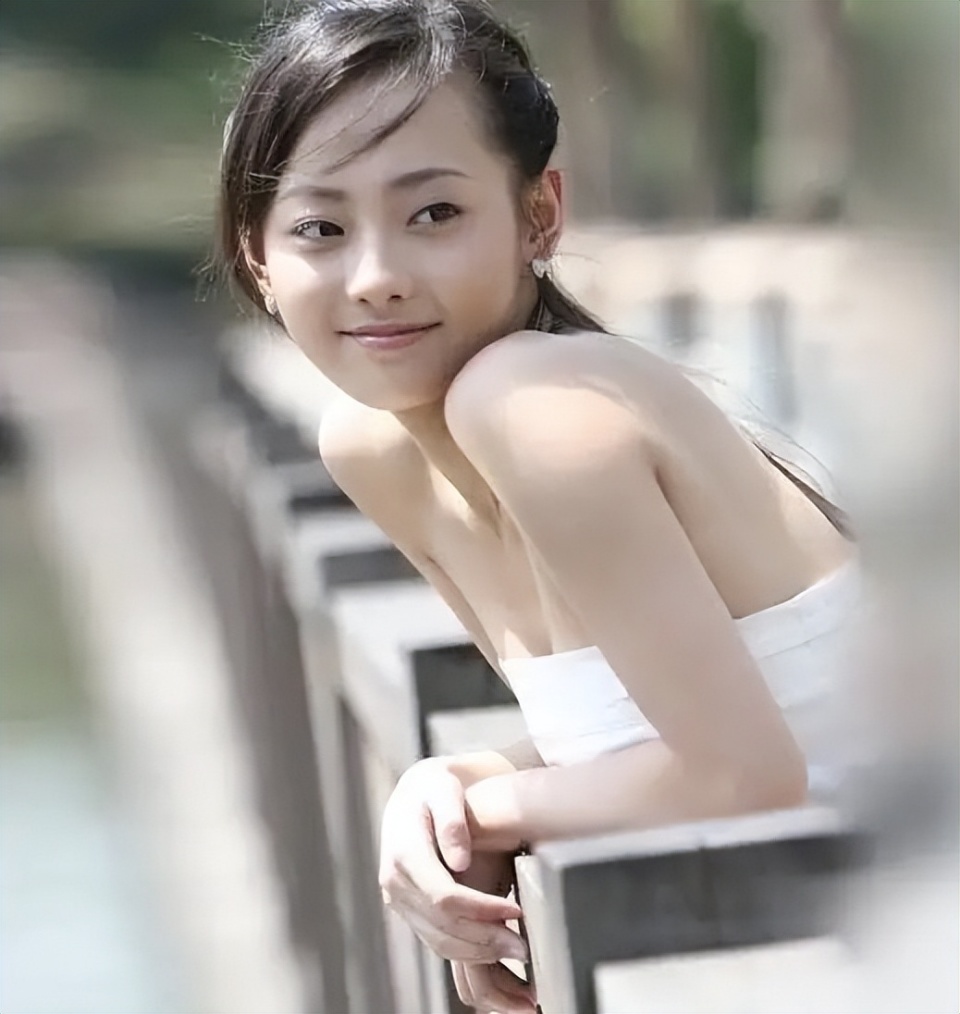 那么年轻就主演了关注度这么高的电视剧,张嘉倪一炮而红,成功进入大众