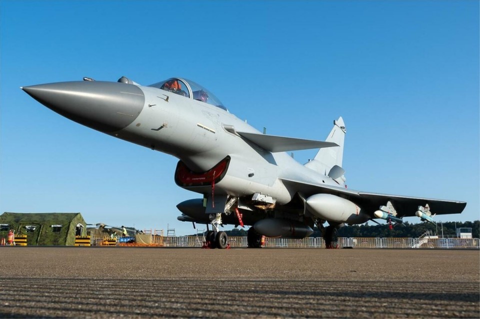 印度光辉,巴基斯坦枭龙,中国歼-10c战斗机在迪拜航展争夺关注度_腾讯