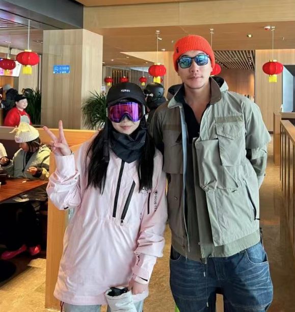 张亮带儿女滑雪前妻寇静低调陪伴7岁女儿个头好高超像天天