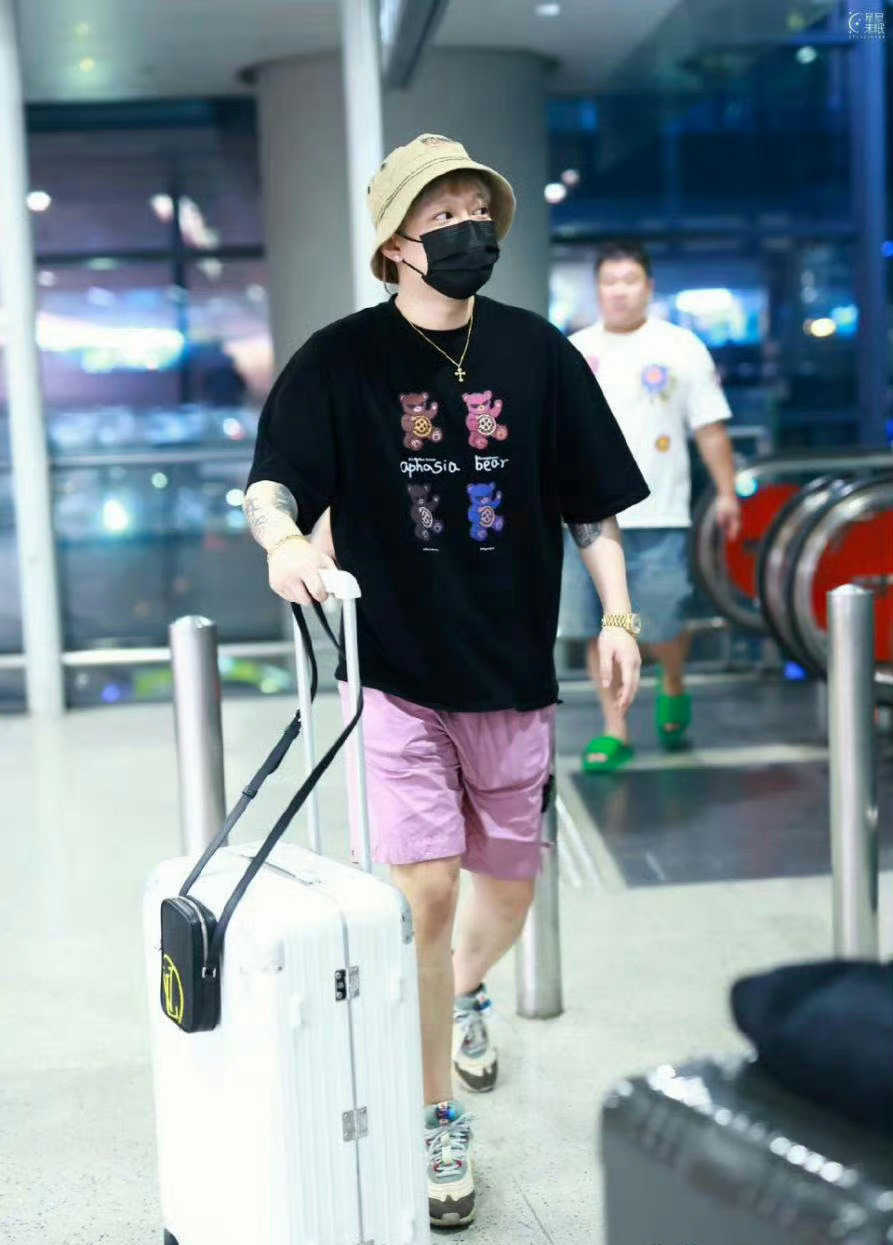 有网友扒出了该男子的身份,正是说唱圈有名的pgone,包括他的身高,造型