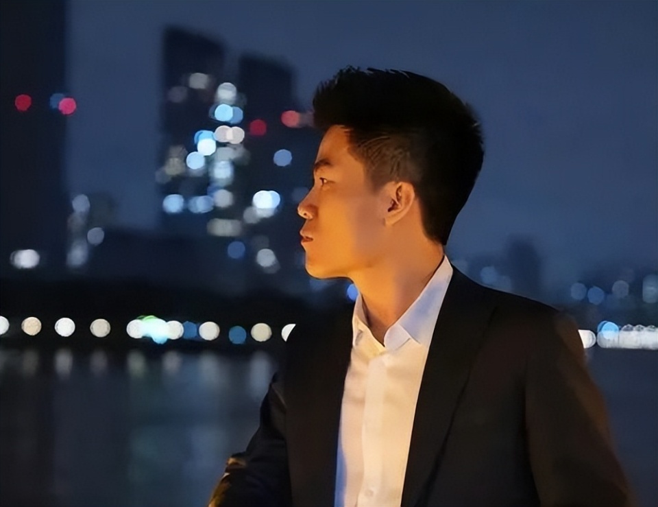 每当闲暇之余,他都会选择一个人待在家里,读书品茶,冥想沉思.