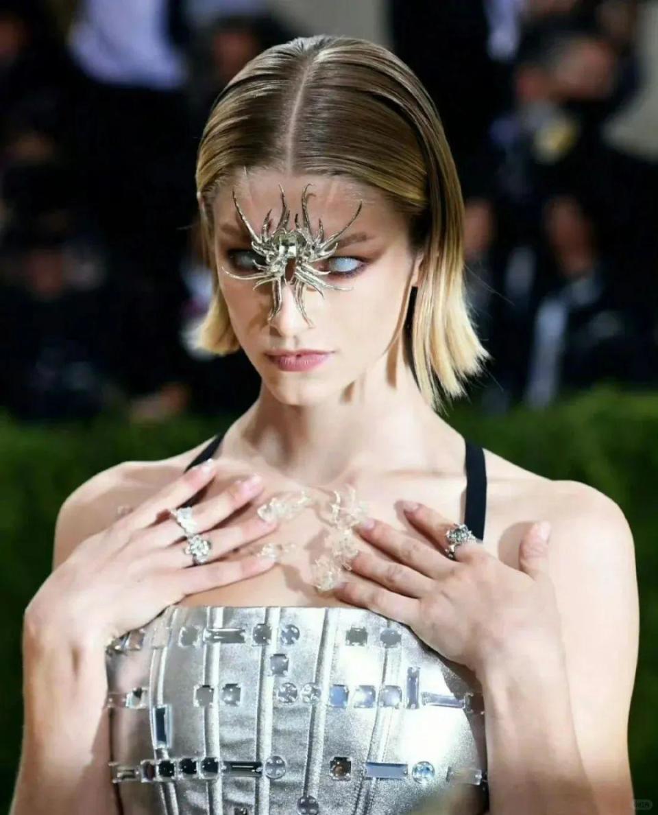 这次亨特的戛纳战袍,是一件波光粼粼的蓝色礼服,搭配蓝宝石珠宝,仿佛