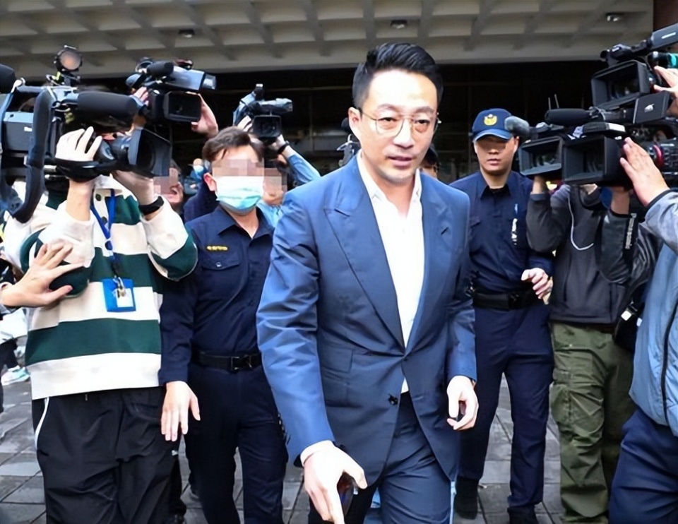 "第一,我的孩子被非法拘禁,第二,我汪小菲实名举报徐熙媛长期滥用药物