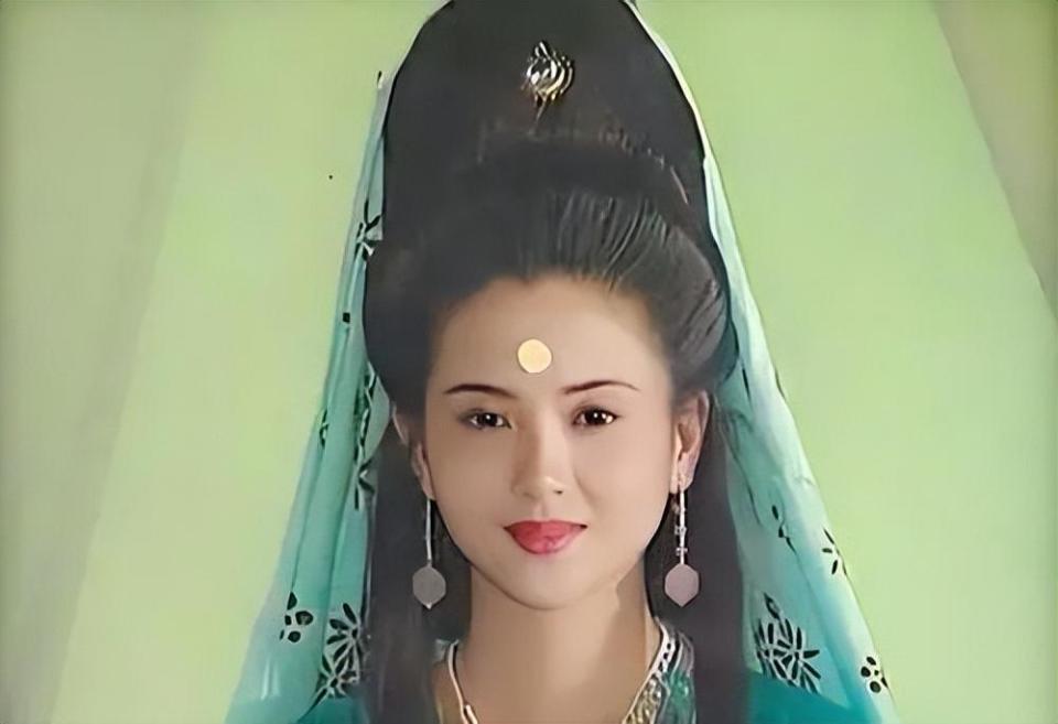 当然,在影视圈里,演观音谁都比不过左大玢,《西游记》的传播范围在那