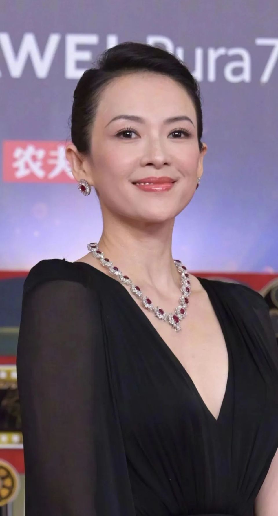 看了45岁章子怡和38岁童瑶的近照,才明白骨相美和皮相美差别_腾讯新闻