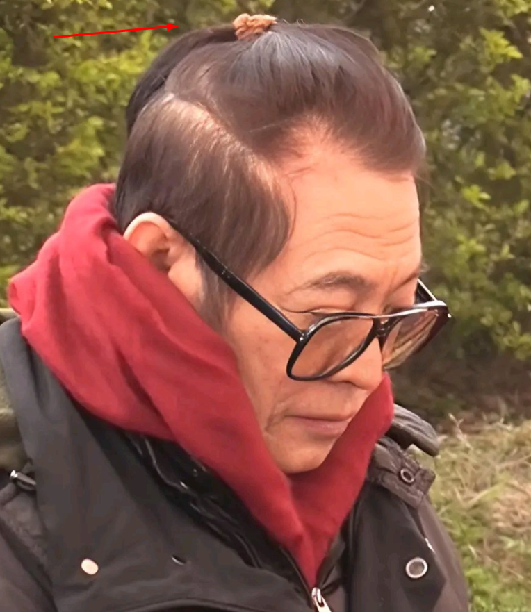 60岁李连杰:晚年信佛,患甲亢多年,脸上"老人斑"明显_腾讯新闻