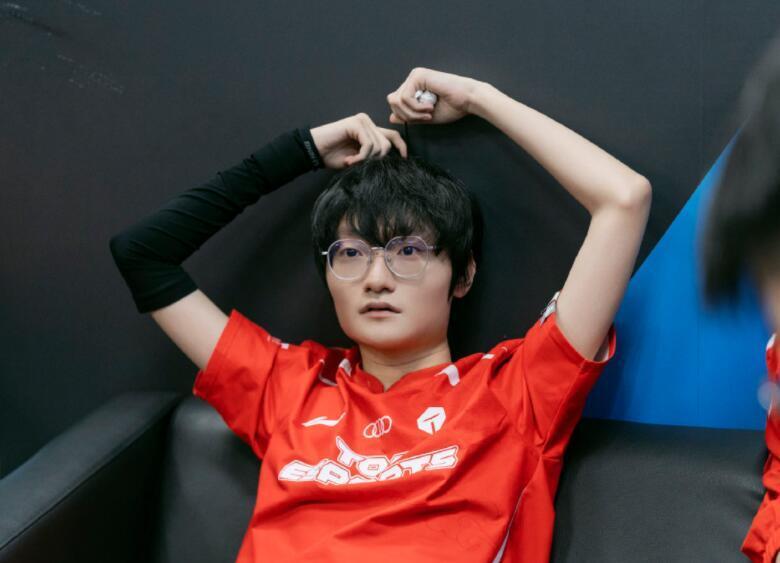 小天一个人偷偷努力向两位打野选手求学加强打野技巧