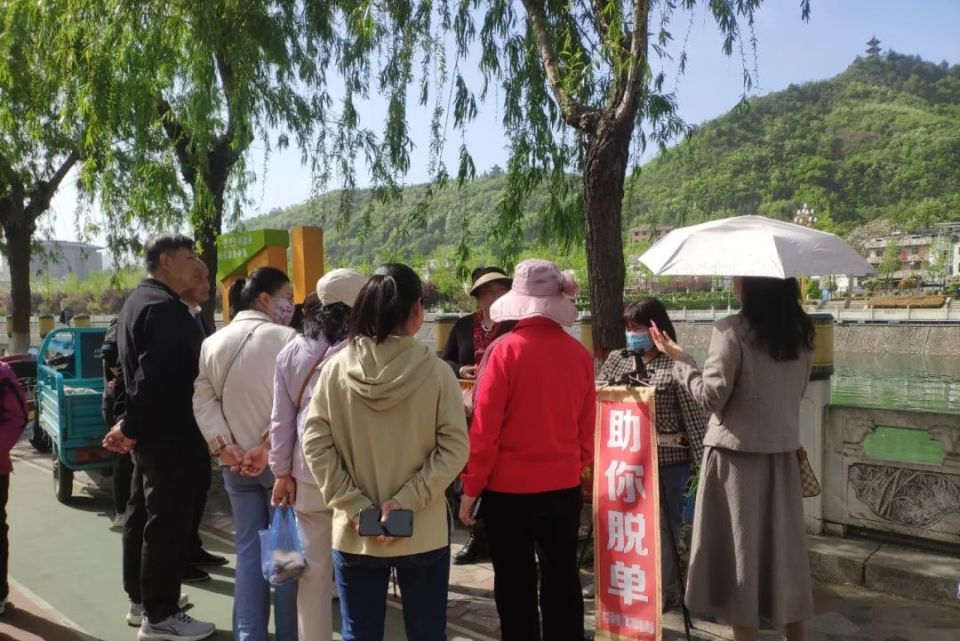 县城媒婆,带找不到对象的男性跨省相亲 | 谷雨