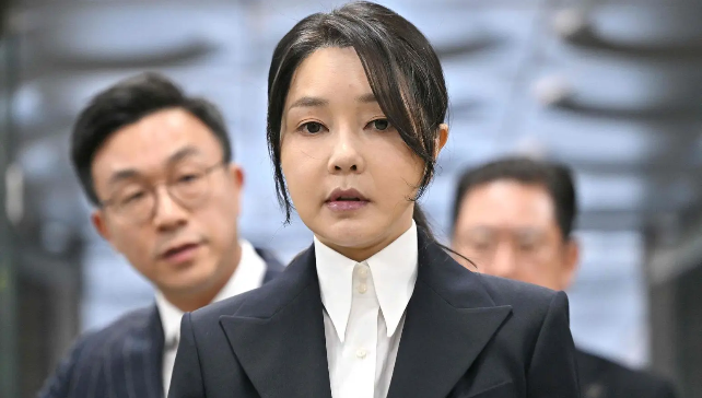金建希承认收过名牌包并反问韩特检：调查过历任第一夫人吗？