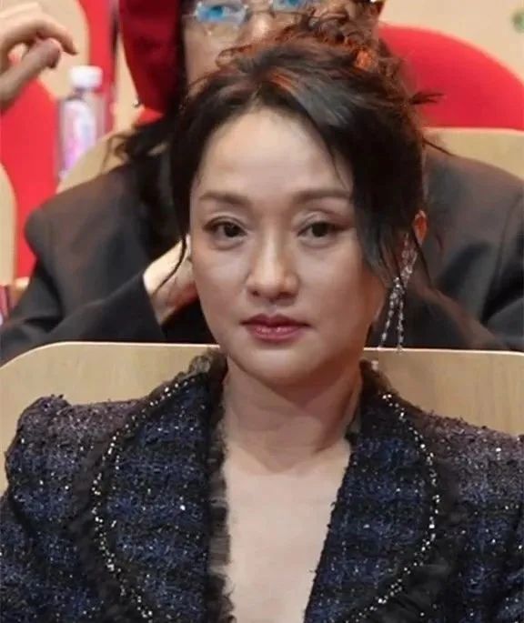 同样是49岁生图,松弛的周迅和自律的林志玲,差别出来了