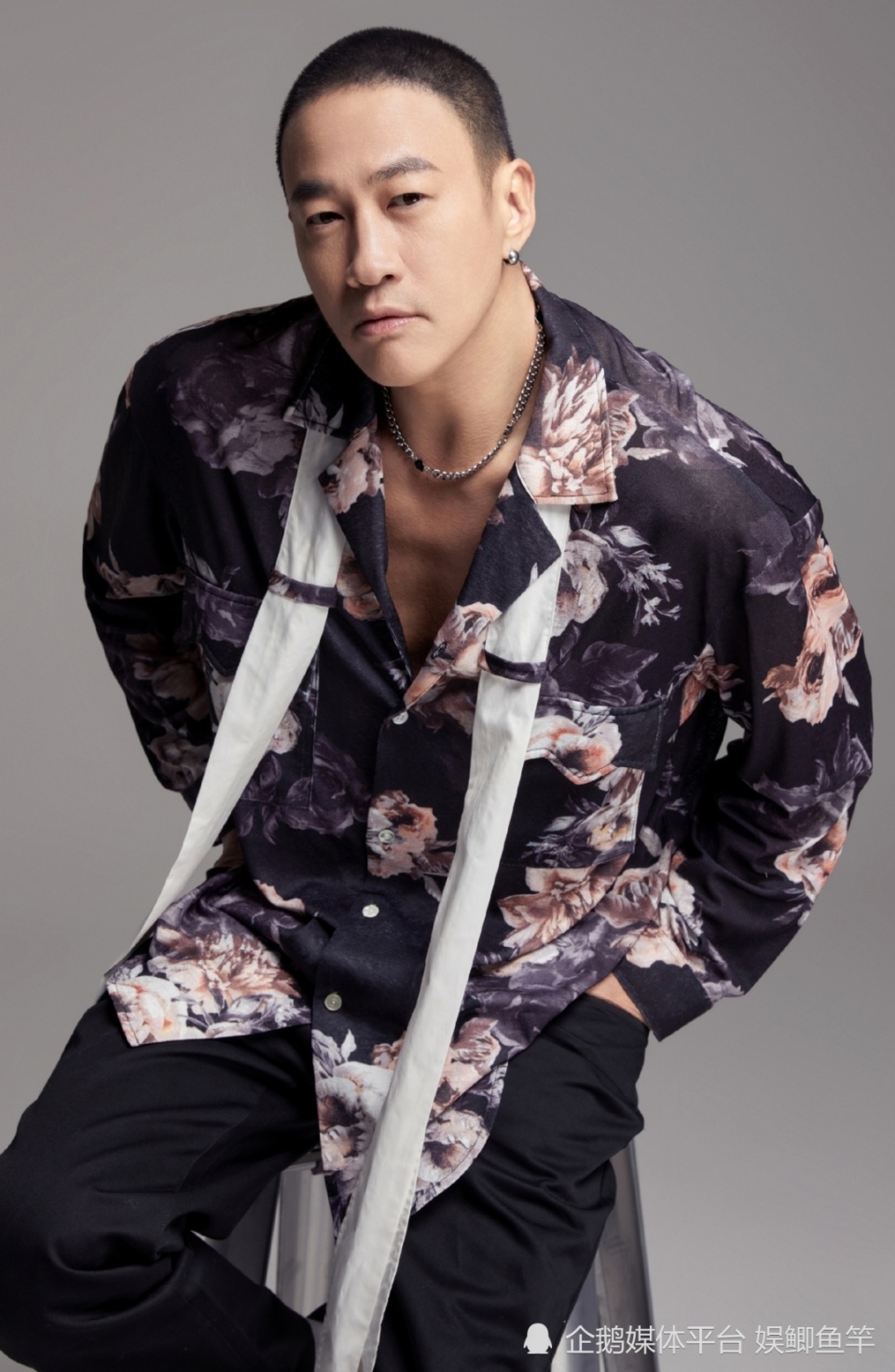 47岁型男何润东,寸头大片荷尔蒙爆棚,毫无大叔油腻感!_腾讯新闻