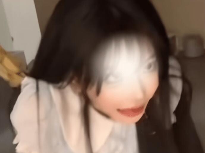 网红掀起吃柠檬挑战,结果演变成擦边大赛,故意流口水翻白眼