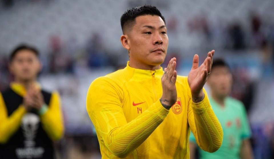 下场首发王大雷拿巴西国门举例高情商回应球迷骂国足初衷是爱