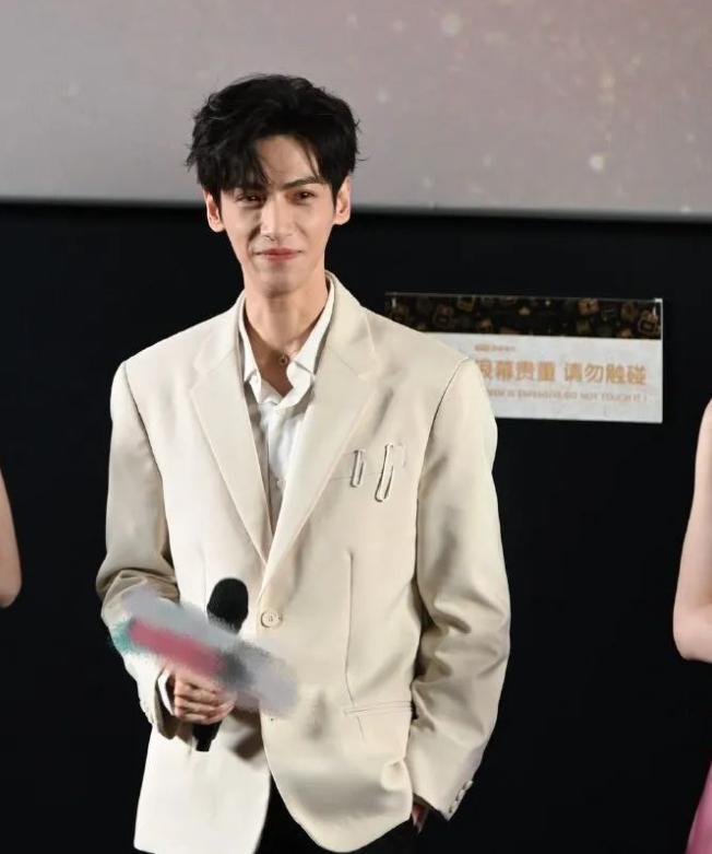 因此,罗云熙如此瘦,一方面可能是因为他曾经刻意保持身材,另一方面则