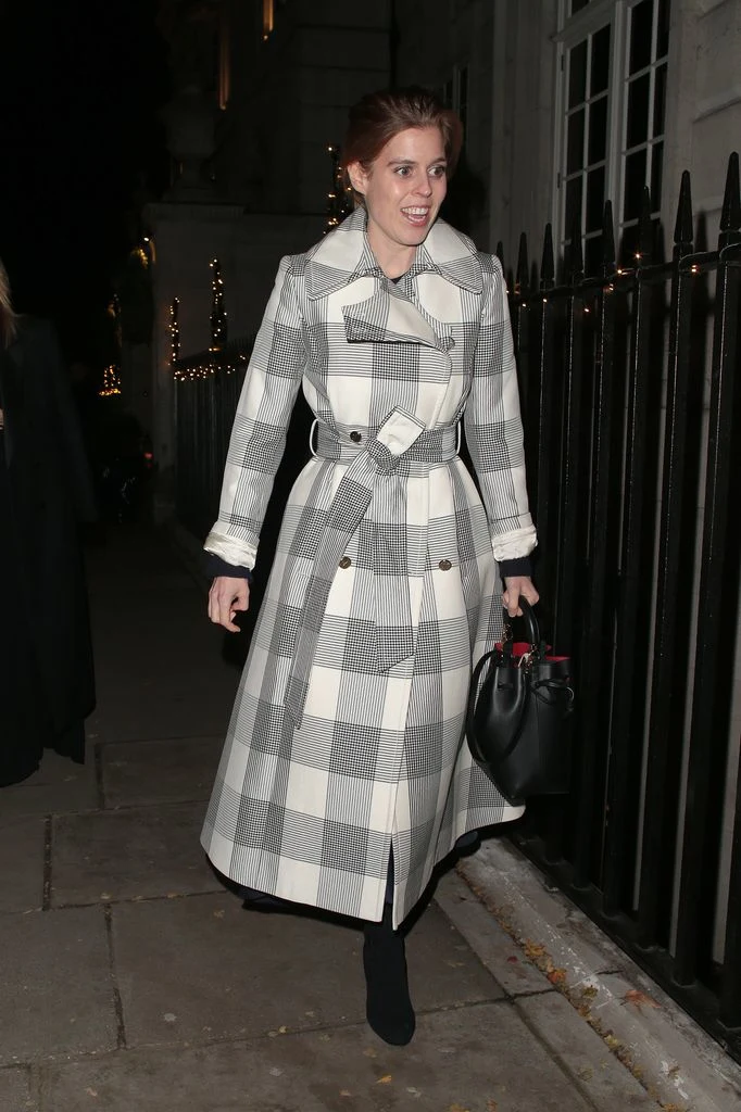 比阿特丽斯公主身着zara修身喇叭裙,于高街品牌中演绎优雅格调