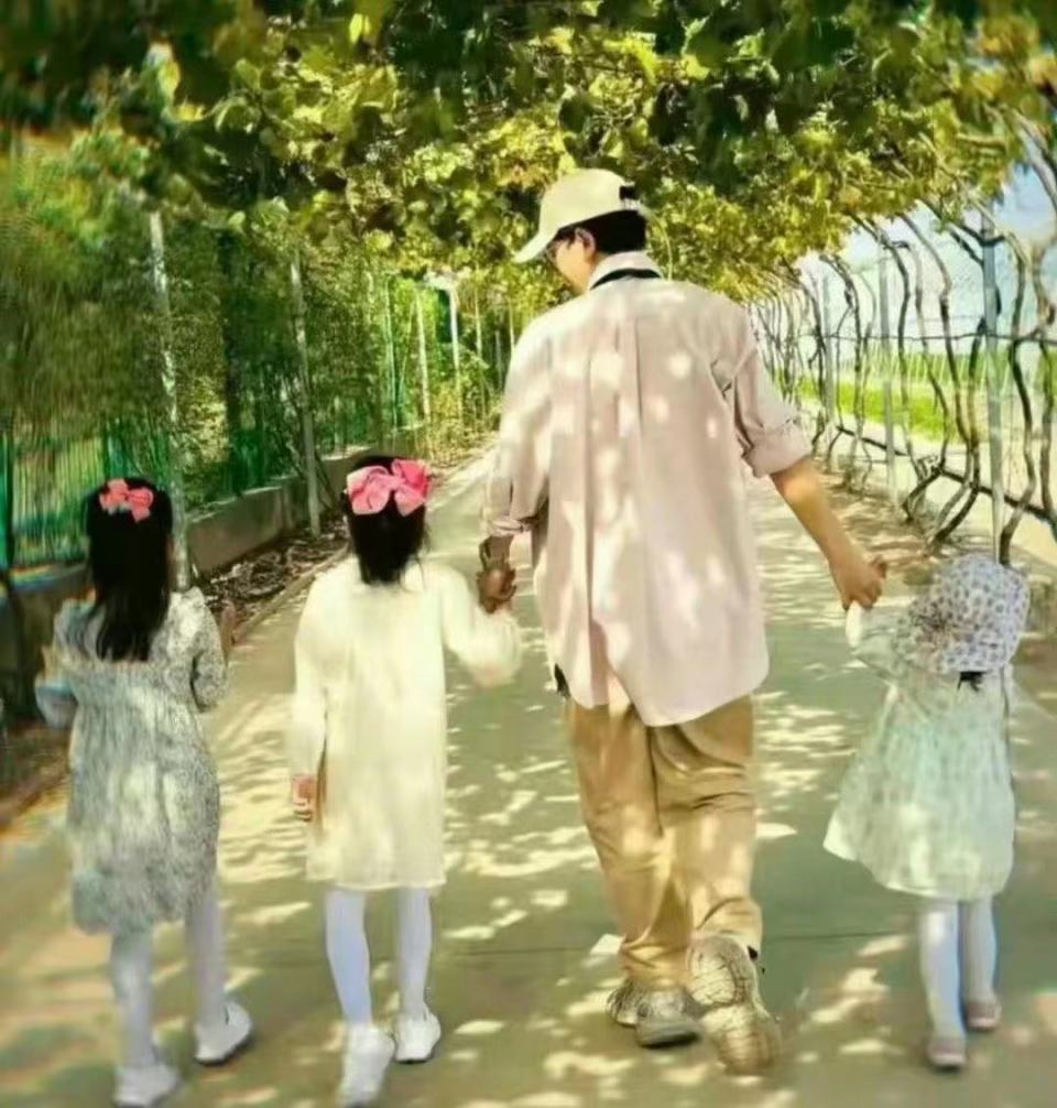 谢娜曝女儿们都上学了,也开始做自己的事,成为妈妈也会有反省