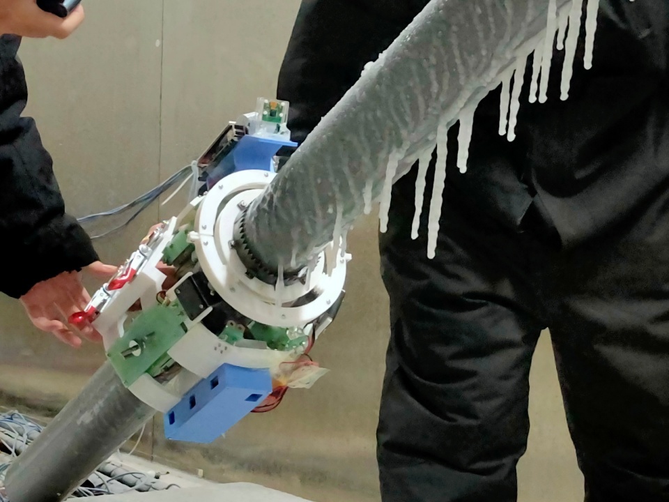 模拟700余次,这群大学生研发出除冰机器人