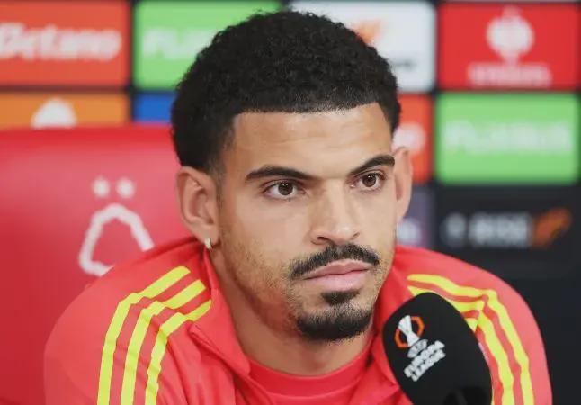 战术问题是次要的，吉布斯-怀特谈曼联进步：他们终于为队徽而战