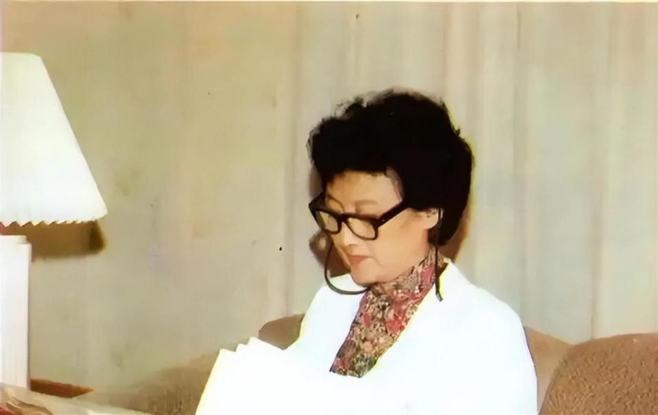 她18岁当寡妇，68岁四婚嫁给80岁大作家，最后活到95岁_腾讯新闻
