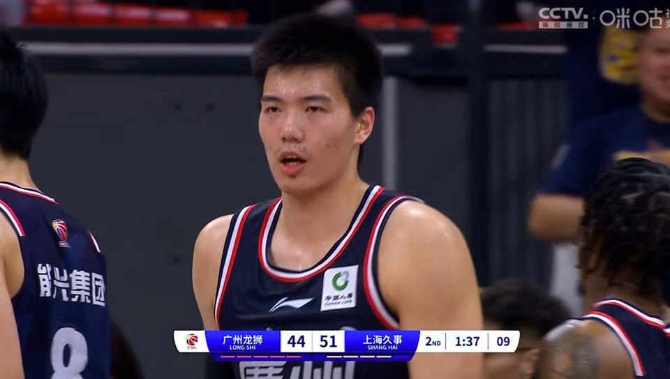 陈盈俊,崔永熙从第三节开始接管球队,全力对抗至第四节,等到了三分球