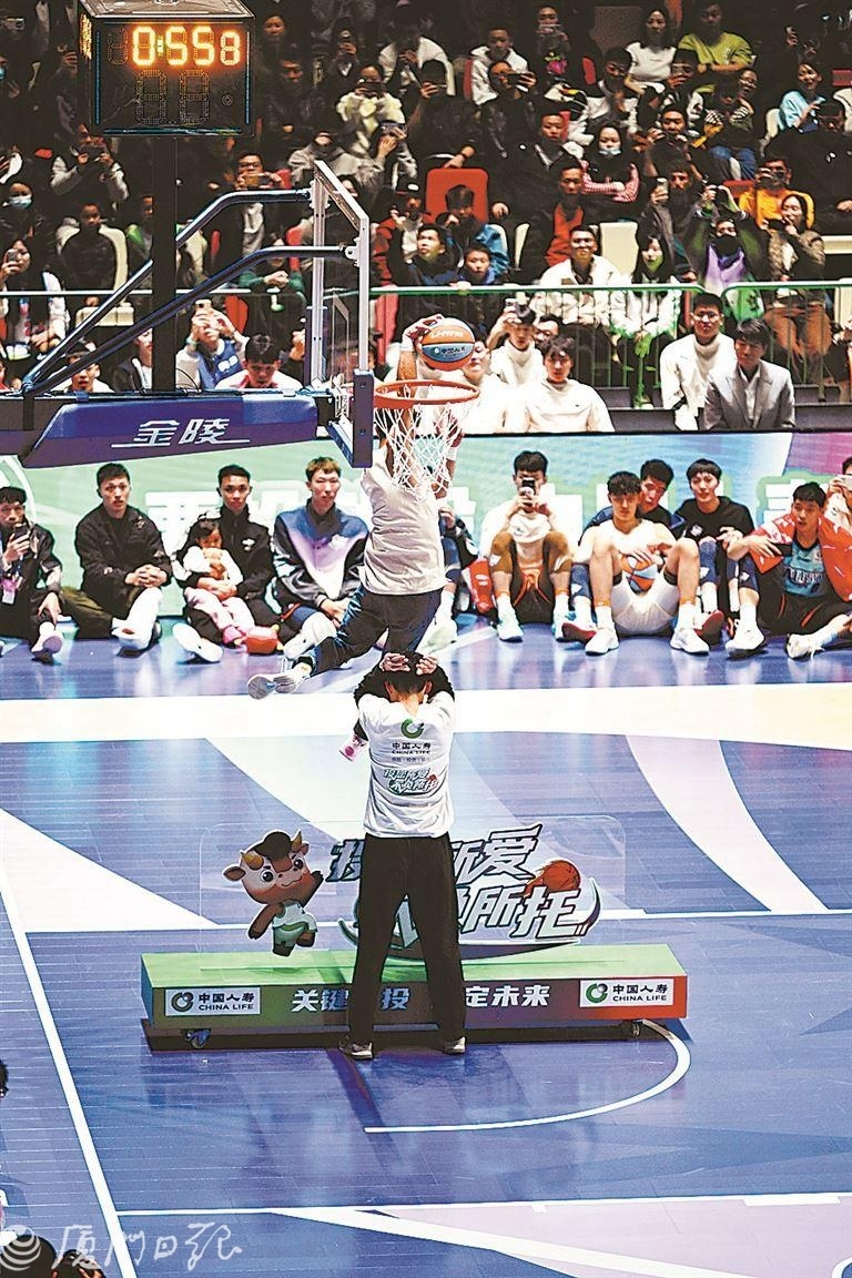 今年,胡明轩第一次当选全明星周末票王,也是第一次当选mvp.