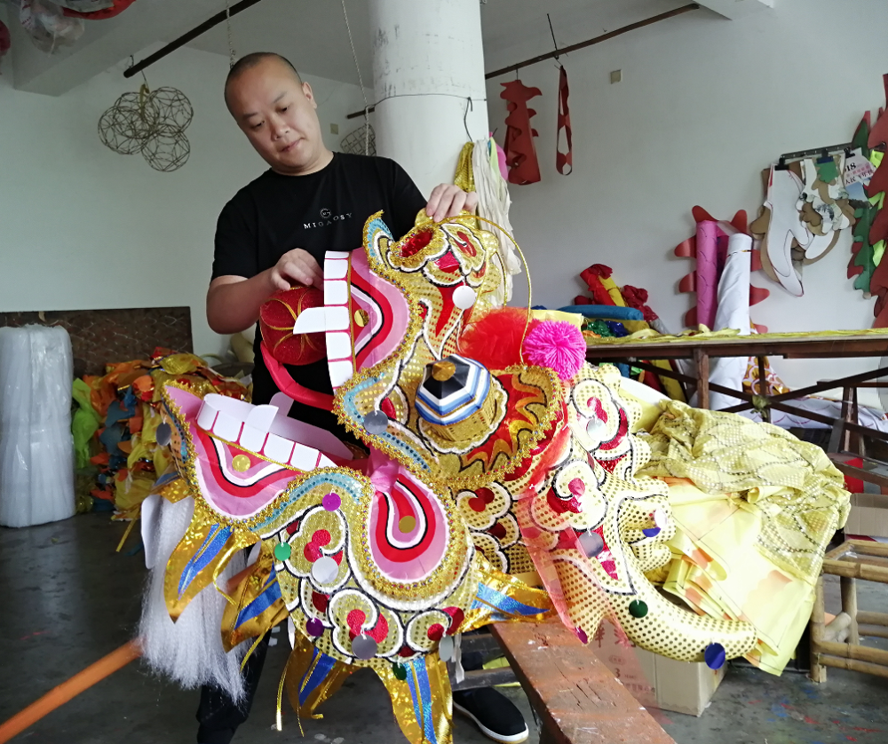 然而,铜梁龙的龙头比较抽象,全靠扎龙师傅的技艺,把几个动物的元素