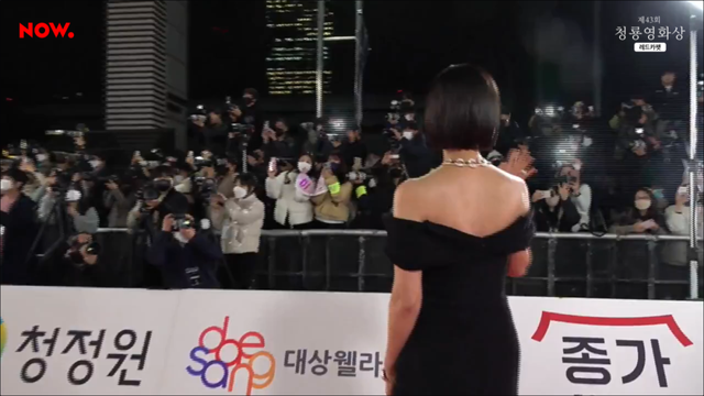 韩国这一夜，汤唯如女王，IU成红毯公主，女星风情万种，真好看000897津滨发展
