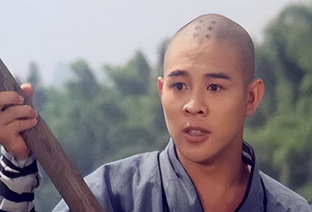 李连杰现身拉萨,获寺庙特别招待,两女儿素颜出镜,年纪轻轻已是人生