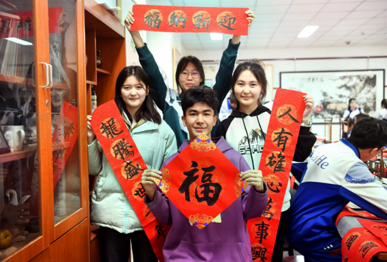 潞河中学新疆高中班为学生营造在家过节的气氛