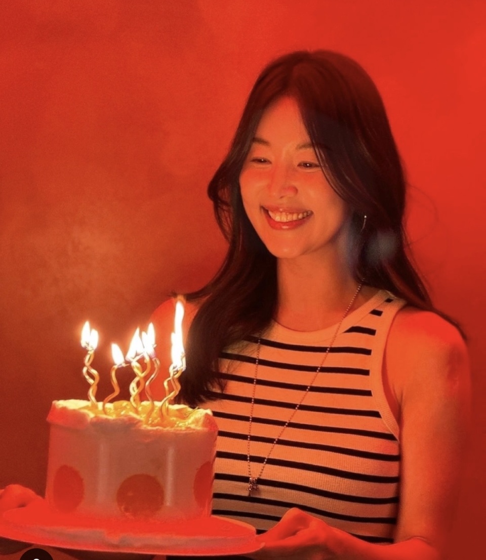 韩智慧的生日派对,笑容灿烂,与姐姐们共度美好时光