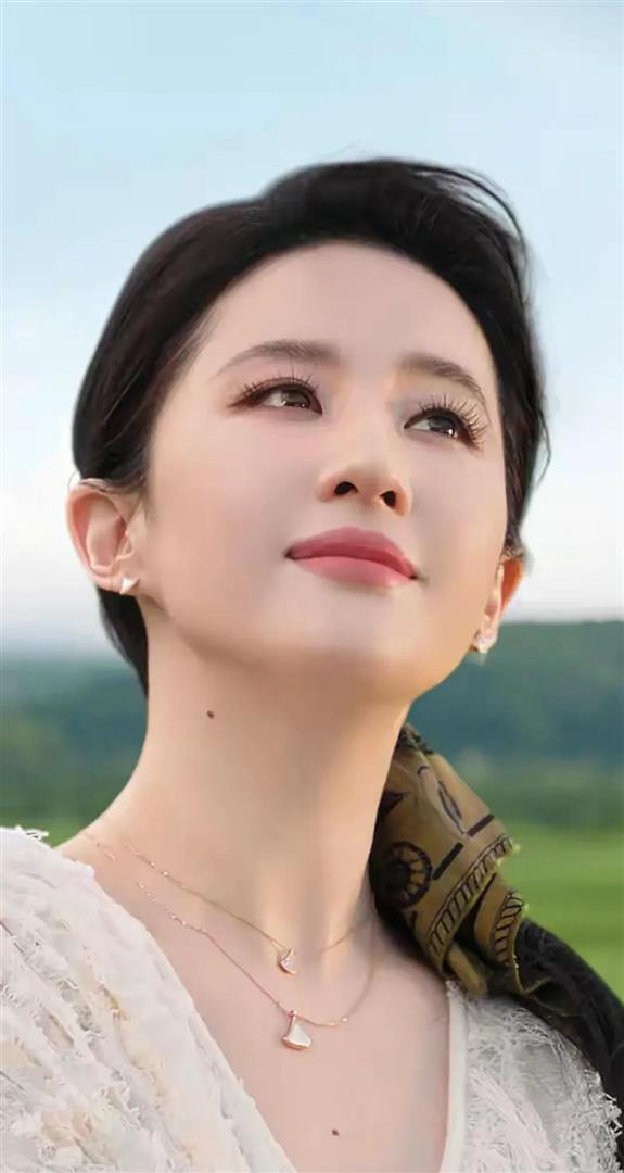 刘亦菲无修生图封神！镜头怼脸无滤镜，近距离细看依旧惊艳_腾讯新闻