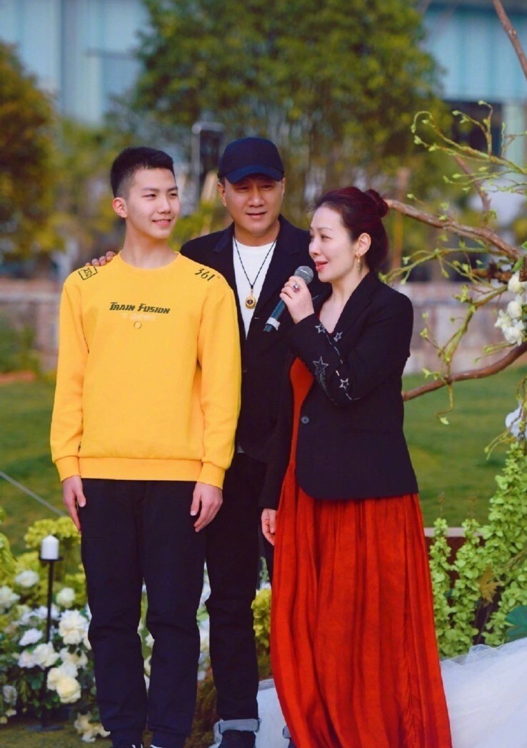 完美避开父母基因,汪峰女儿太早熟,丝袜腿,高级脸不输葛荟婕_腾讯新闻