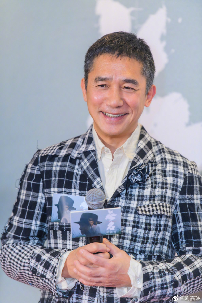 从近况来看,梁朝伟老了不少却也瘦了不少,整个人看起来精气神更真实