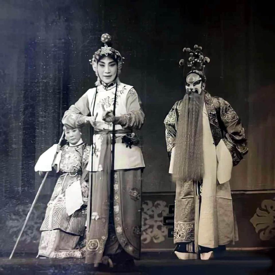 京剧大师关肃霜:曾遭杜近芳排挤,未婚夫,丈夫悲情早逝_腾讯新闻