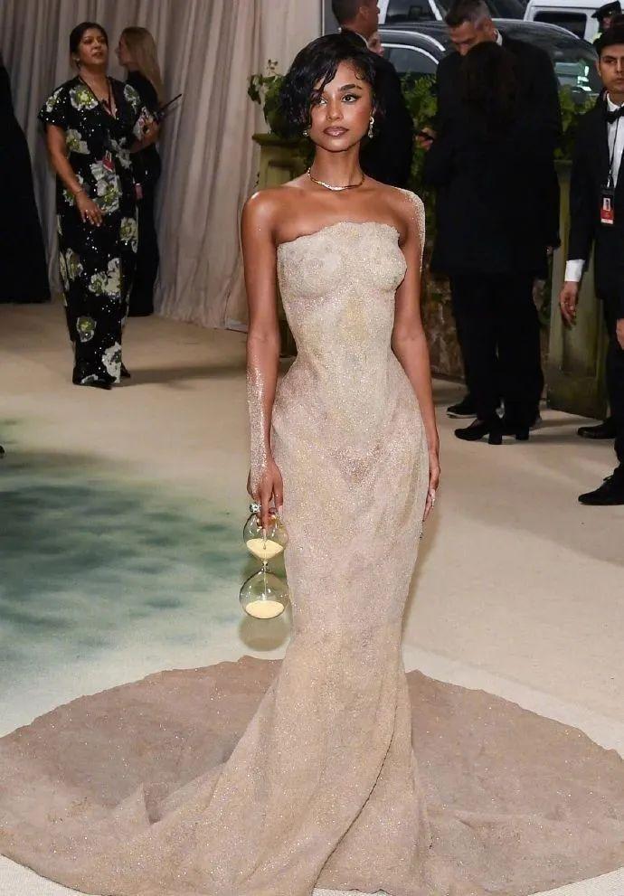 美国年度最受瞩目的红毯来了:有人惊艳,有人惊悚,我大开眼界