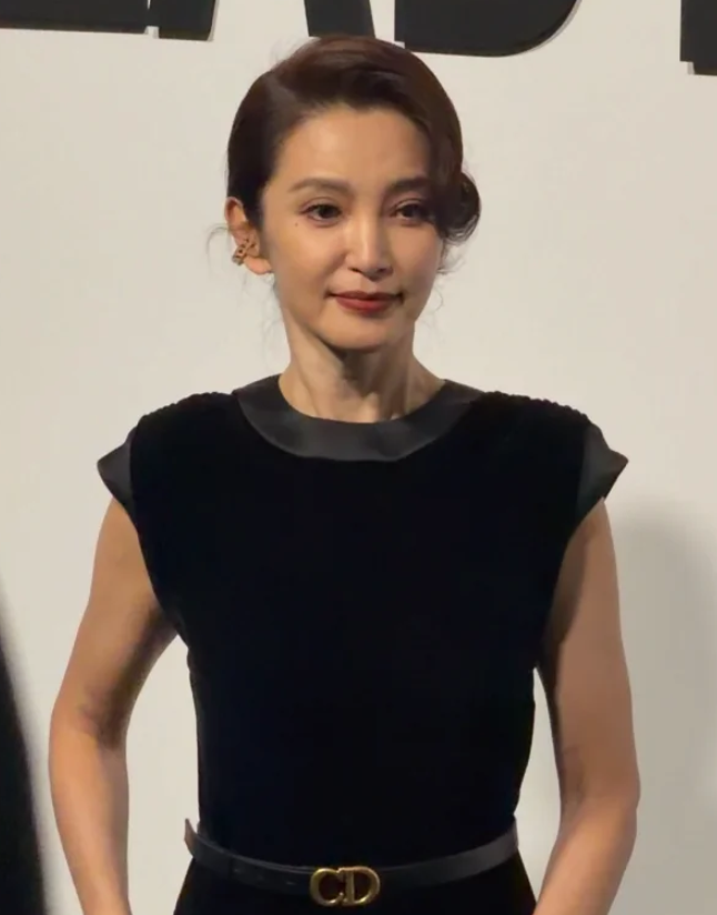 上海這一夜：李冰冰逆天氣質，朱珠儀態搶鏡，都不及罕見露面的奧運冠軍鄭欽文吸睛 - 