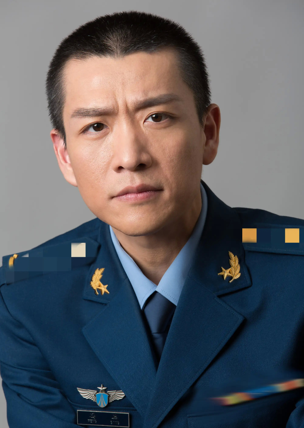 演员冯兵:当兵16年,因《狂飙》成黑马,40岁单身一人只孝敬父母_腾讯