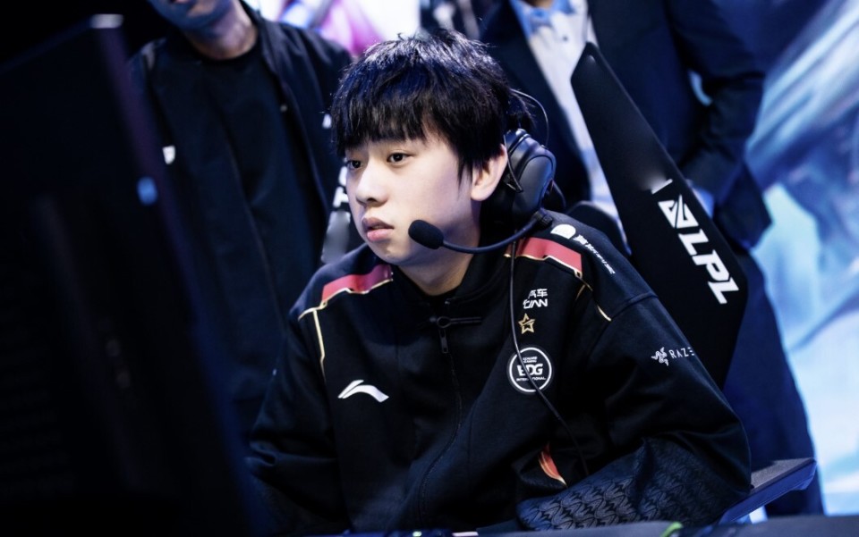 4分钟下路3v3对拼,hope韦鲁斯击杀monki火男,al拿下一血,但是thesnake