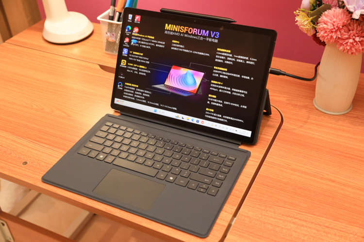 首先是铭凡v3,在配置上,铭凡也搭载了amd最新的锐龙7 8840u处理器