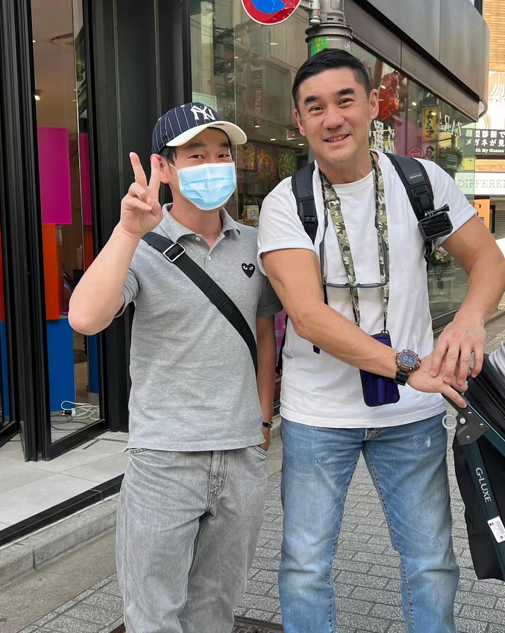 吴大维日本街头遛娃被偶遇曾迷倒3大女神56岁保养得宜仍帅气